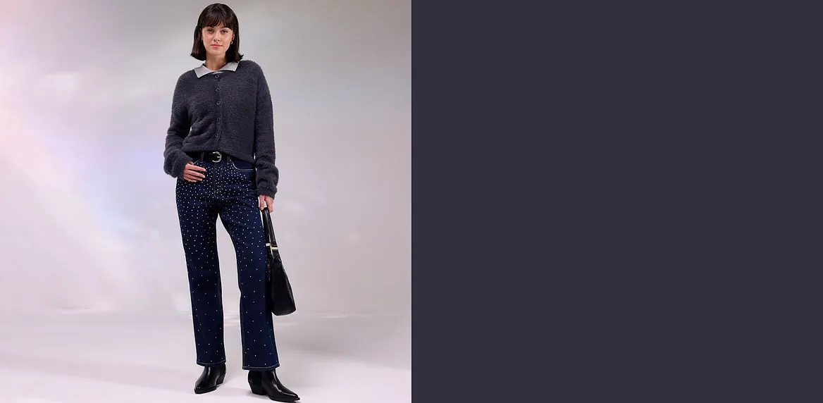 Tmavá bunda, džíny s nýtky a vhodná kabelka.