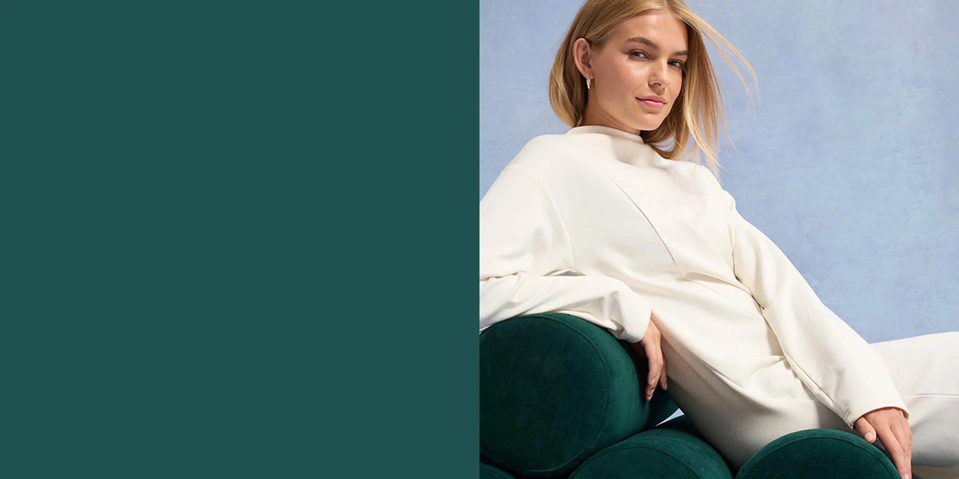 Bílé šaty v elegantním designu.