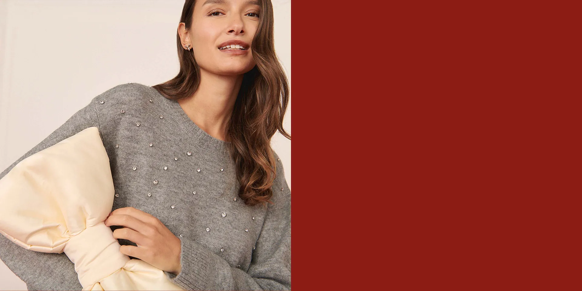 Elegantní svetr s perličkami.