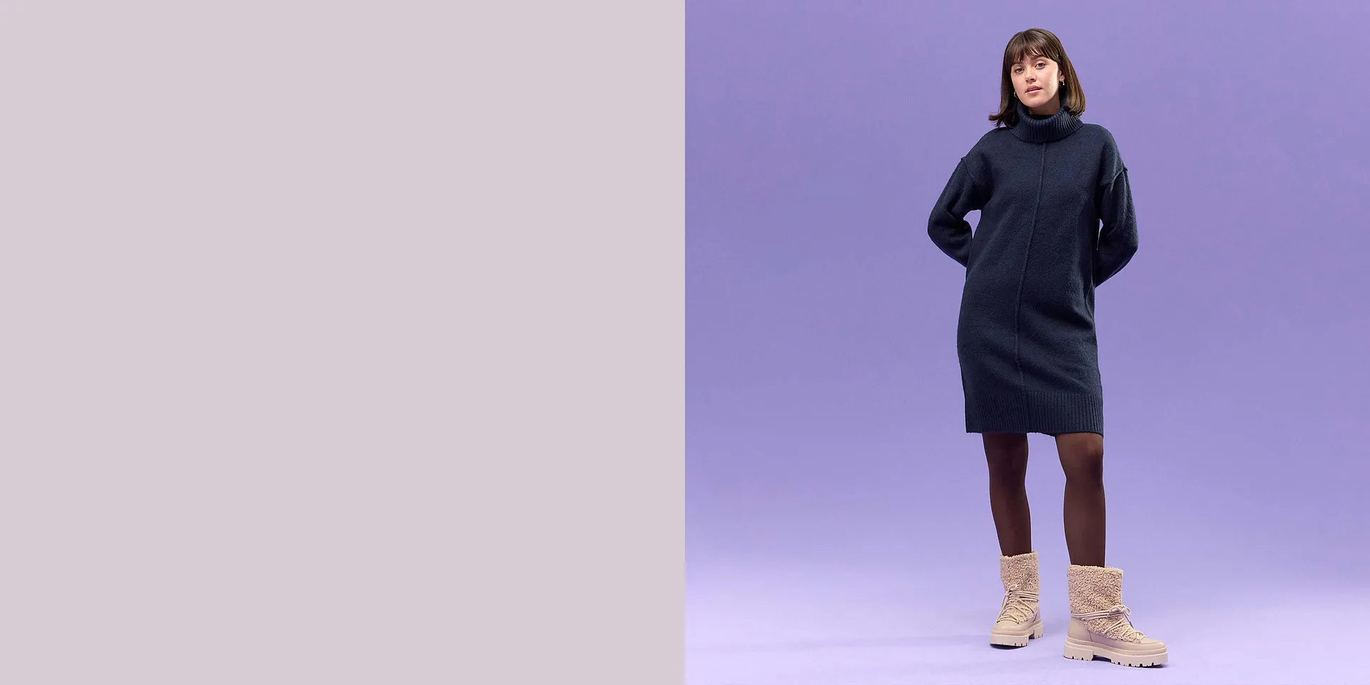 Elegantní modré šaty s rolákovým límcem.