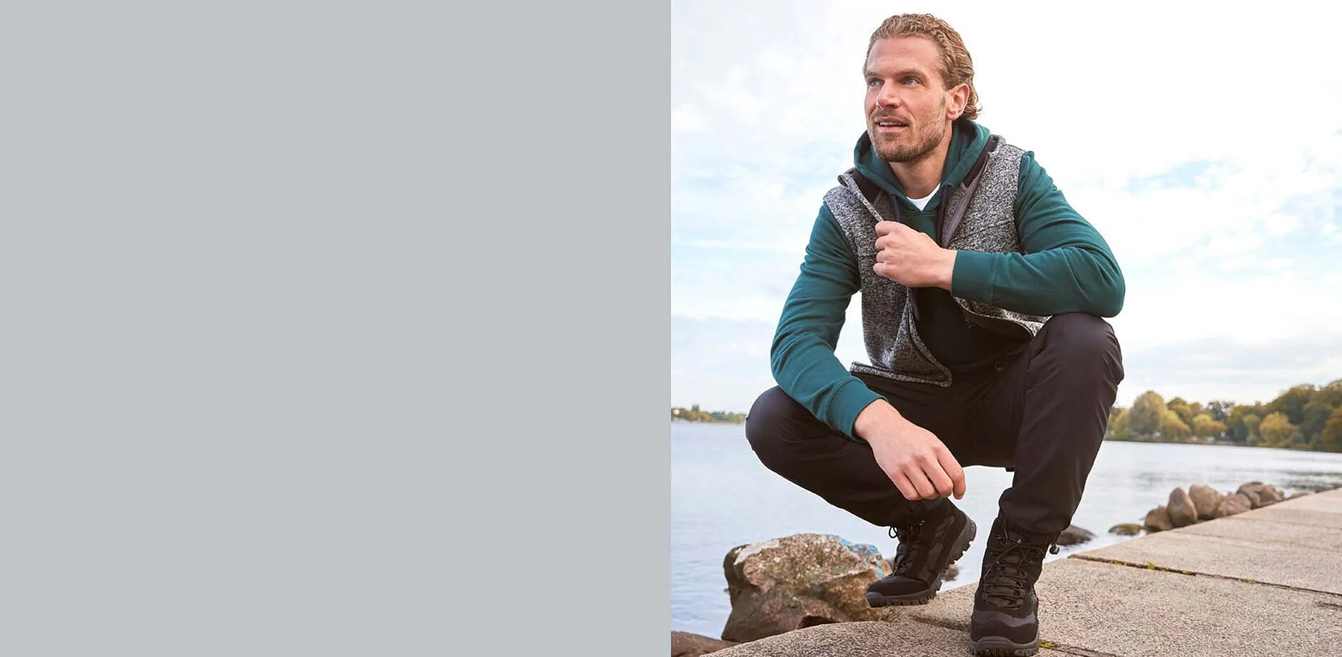 Zelený svetr, tmavé kalhoty a praktická vesta pro chladné dny.