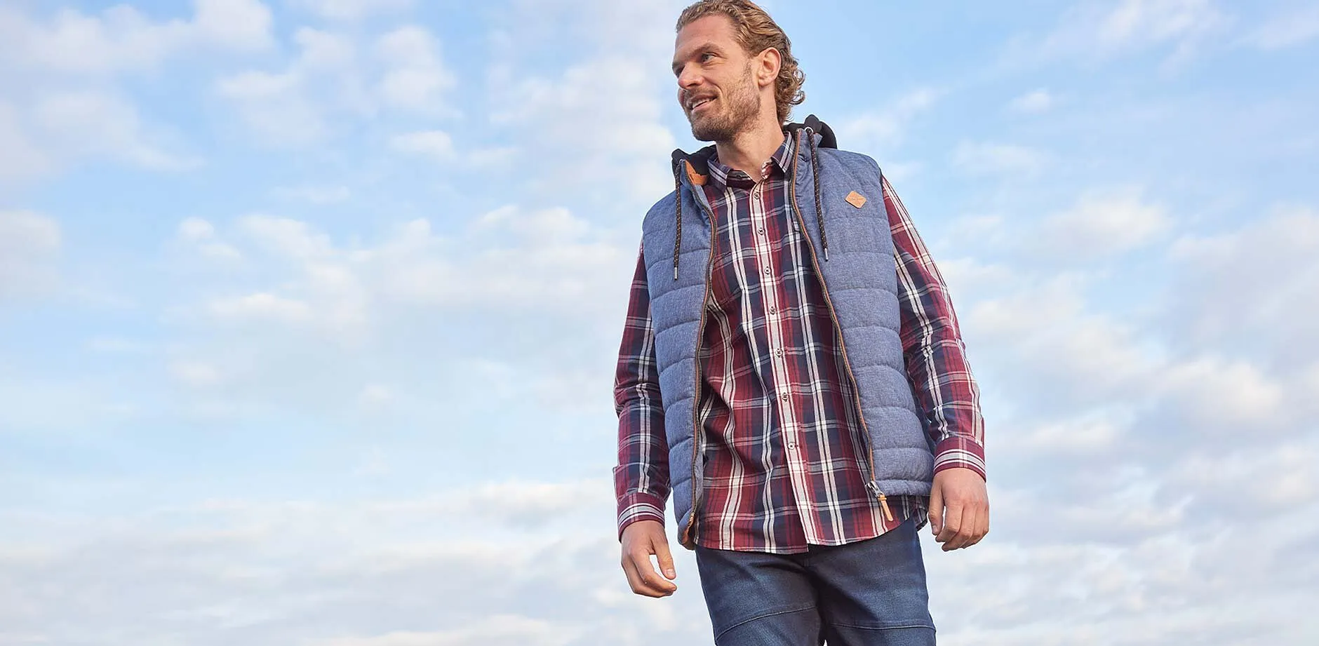 Kostkovaná košile, modré džíny a šedá vesta