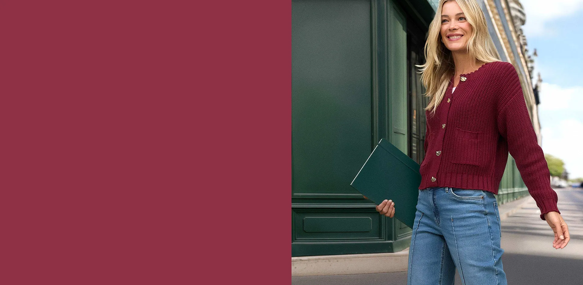 Červený svetr s knoflíky v kombinaci s džíny.