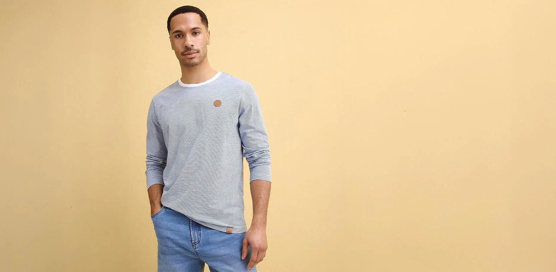 Světle modré tričko s džínami.