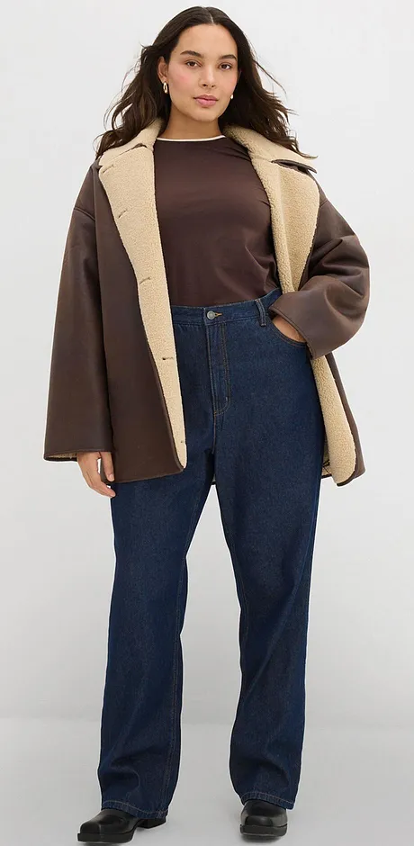 Hnědá bunda se světlým límcem, vhodná k tmavému topu a džínám.