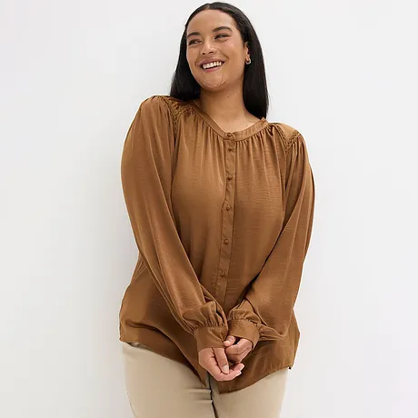 Hnědá halenka s knoflíkovou légy a řaseným výstřihem.