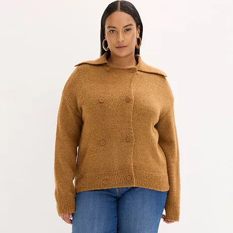 Hnědý svetr s knoflíky a límcem, kombinovaný s modrými džíny.