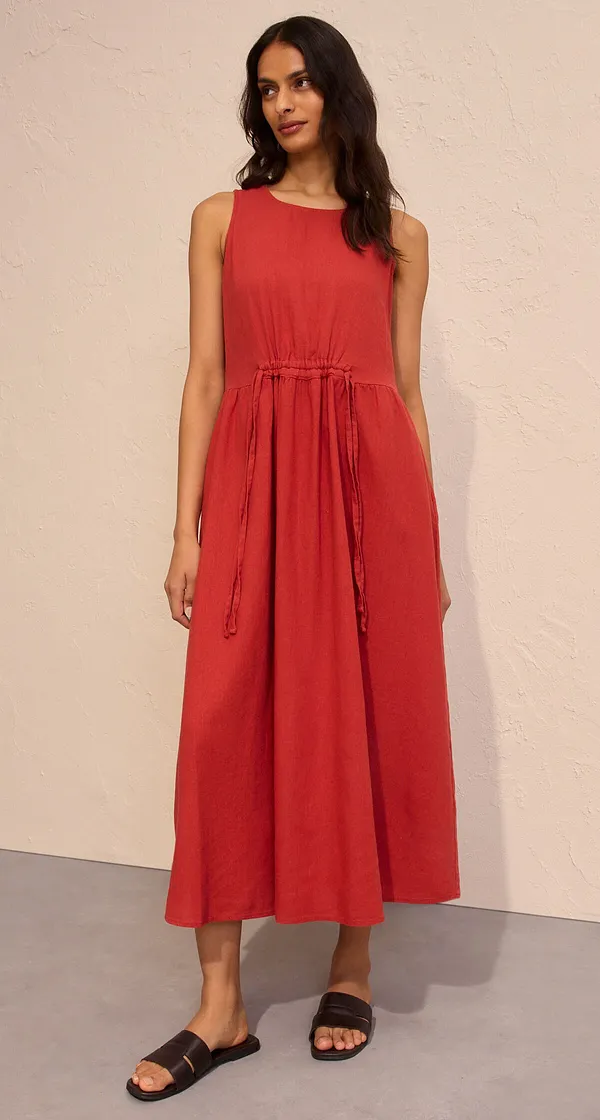Elegantní červené midi šaty bez rukávů.