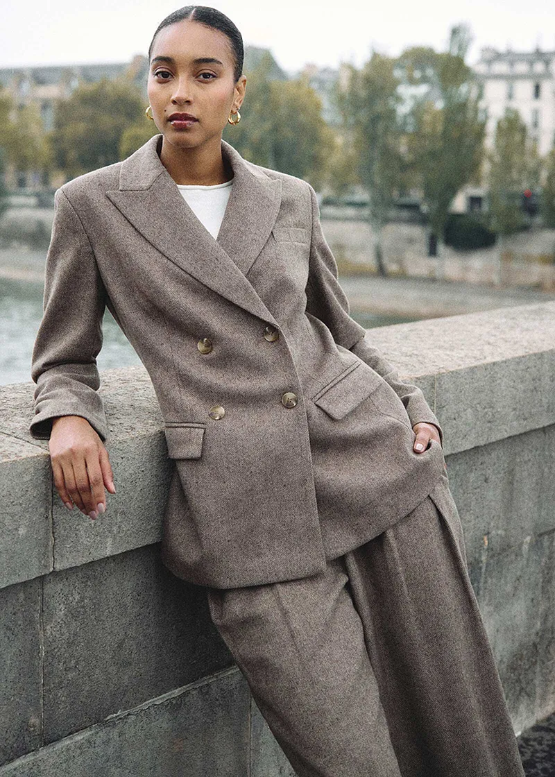 Elegantní hnědý blejzr s širokými kalhotami.