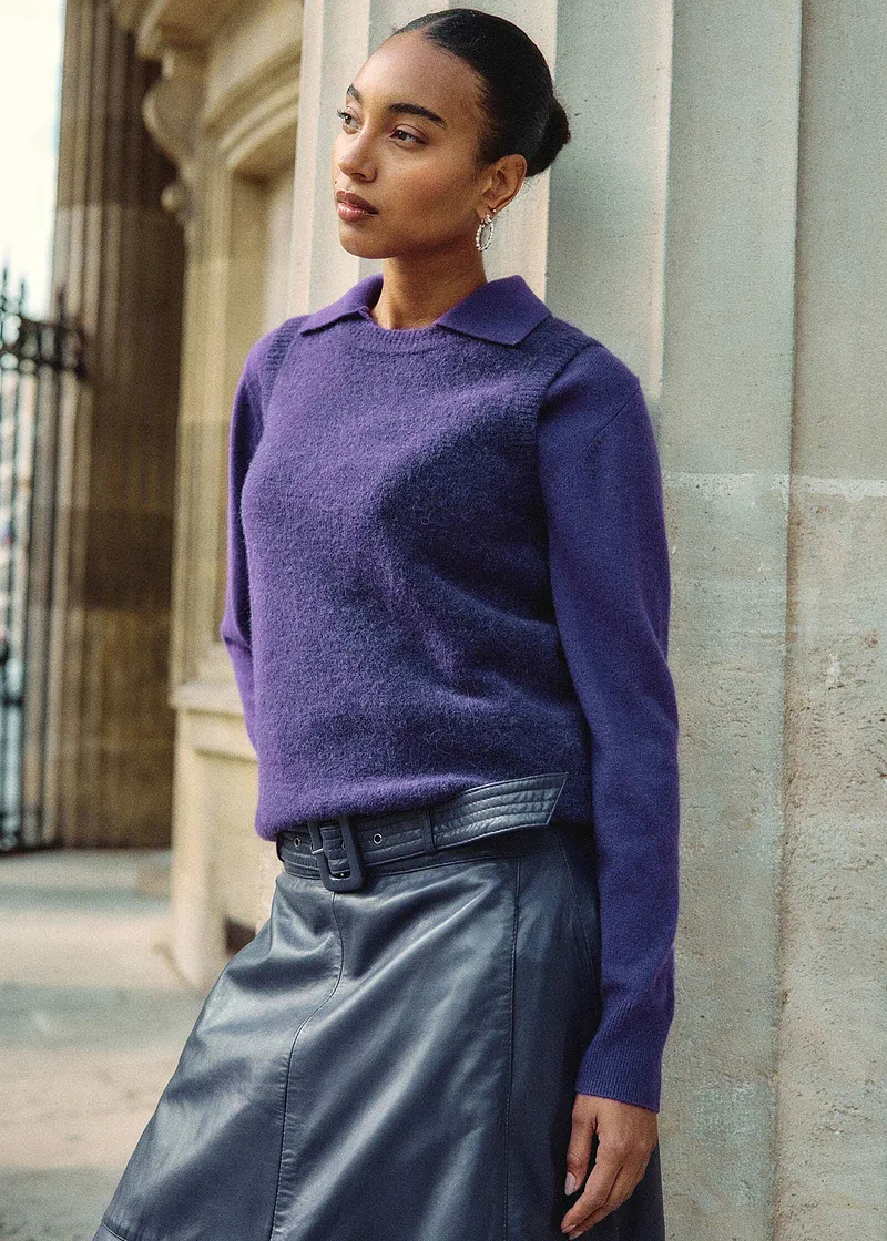 Fialový vlněný svetr s límečkem v kombinaci s šedou koženou sukní.