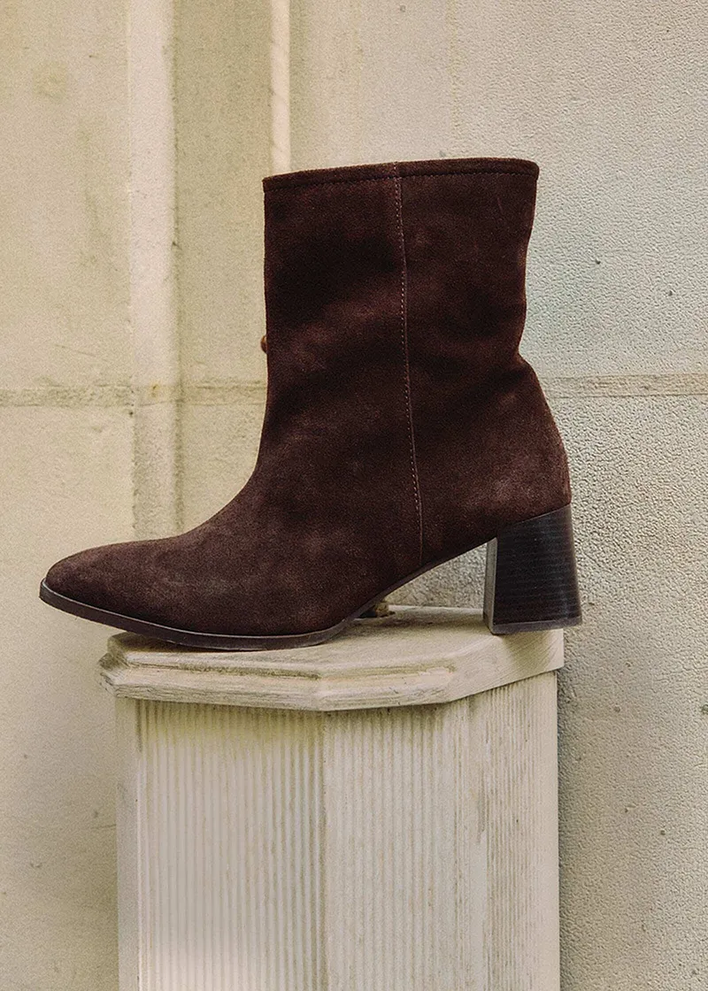 Elegantní hnědé semišové boty se středně vysokým podpatkem.