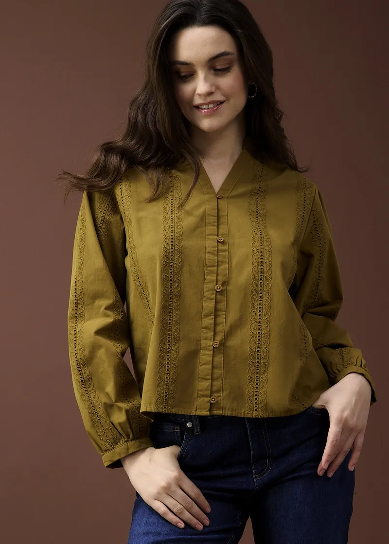 Elegantní hořčičně žlutá halenka s výšivkou a výstřihem do V. 