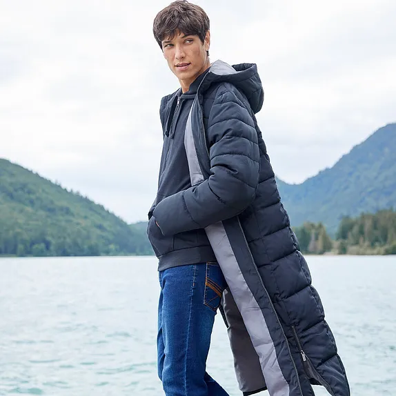 Muž - Dlouhý prošívaný kabát s kapucí - černá