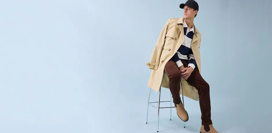 Stylový trenčkot, hnědé kalhoty a černá čepice – moderní look pro každý den.