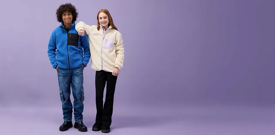 Modrá bunda a světlá fleecová bunda pro ležérní, teplé zimní outfity.