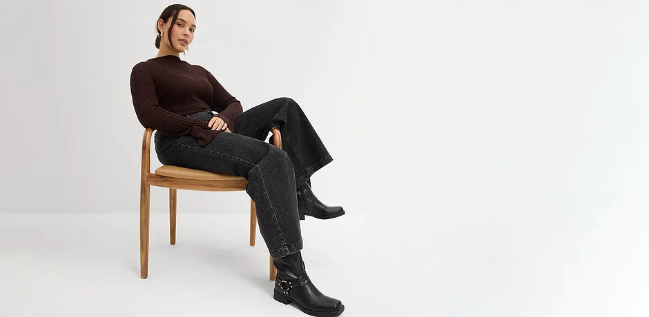 Dlouhý rukáv, černé džíny a kožené boty.