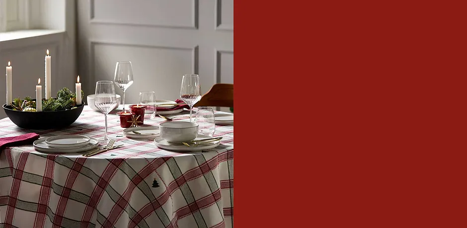 Slavnostně prostřený stůl pro příjemnou vánoční večeři.