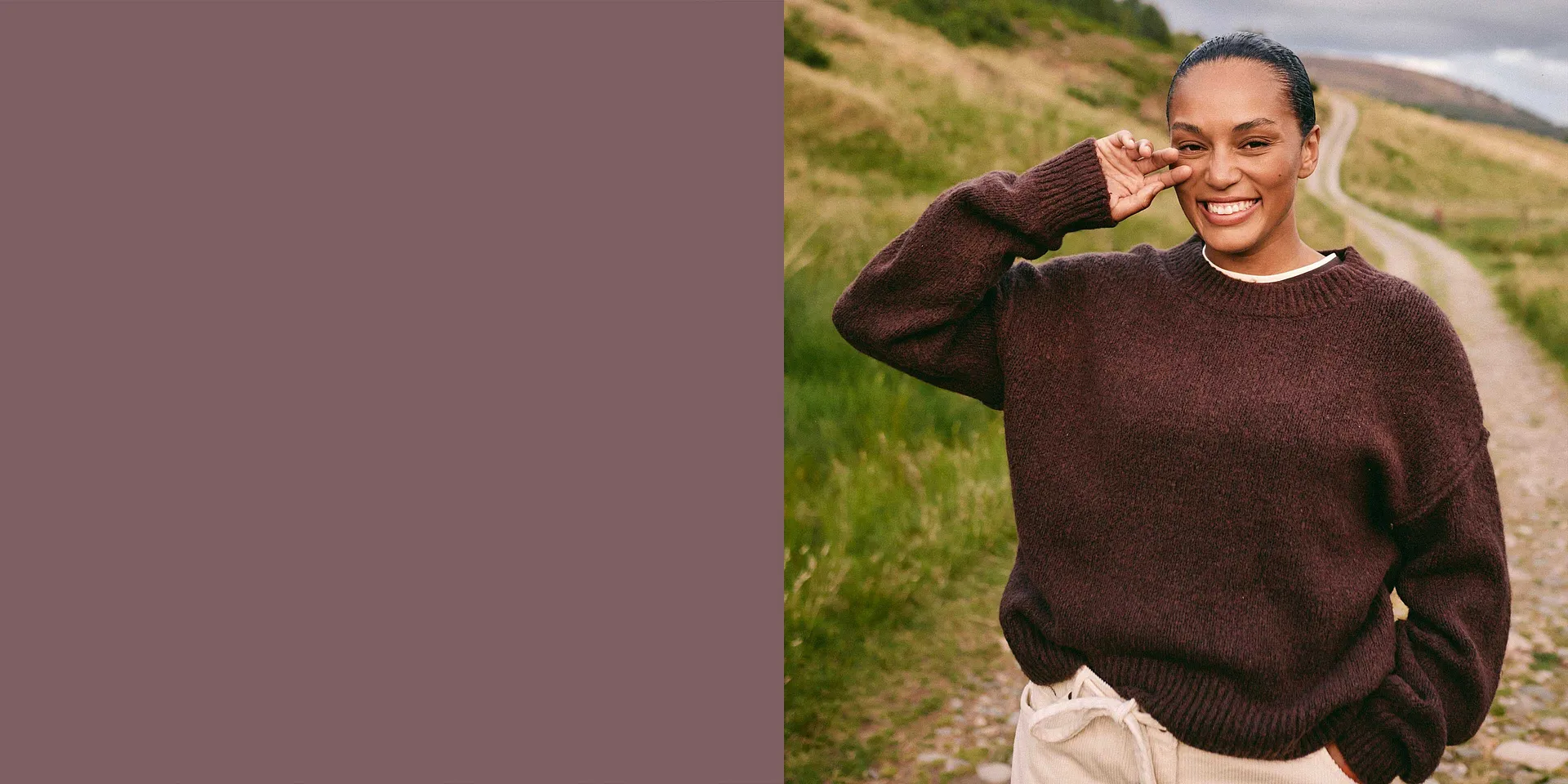 Pohodlný hnědý oversize svetr, ideální na procházku přírodou.