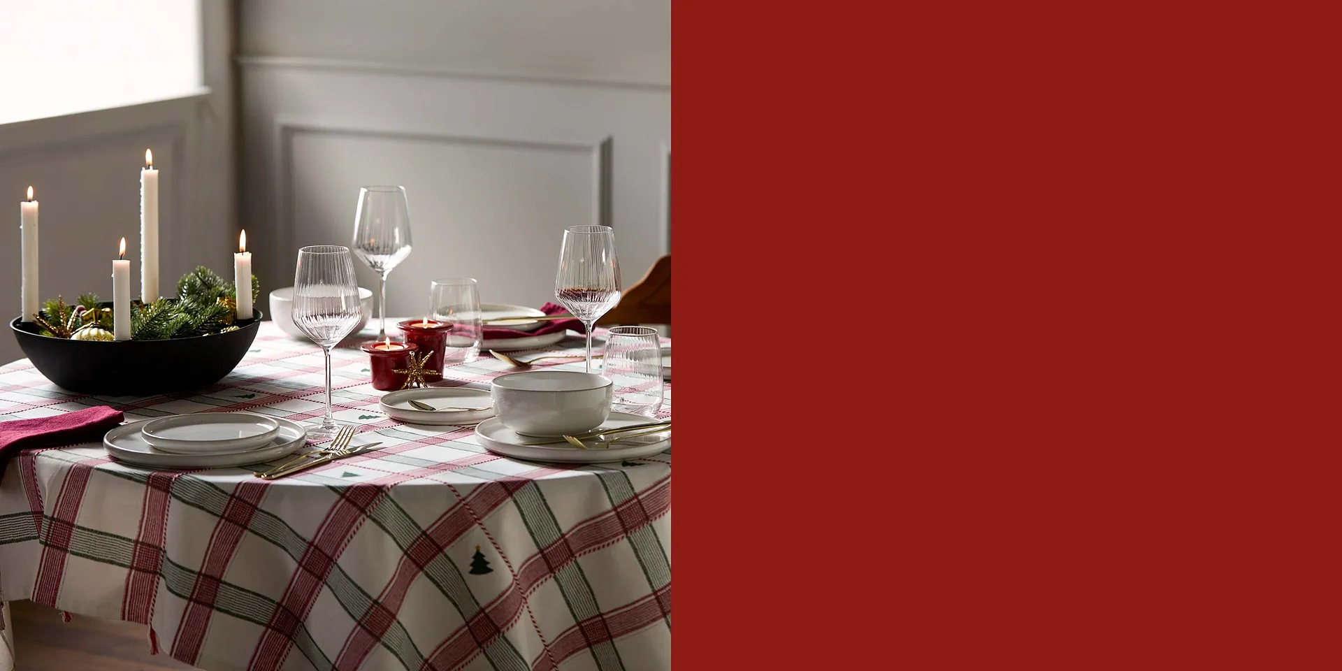 Slavnostně prostřený stůl pro příjemnou vánoční večeři.