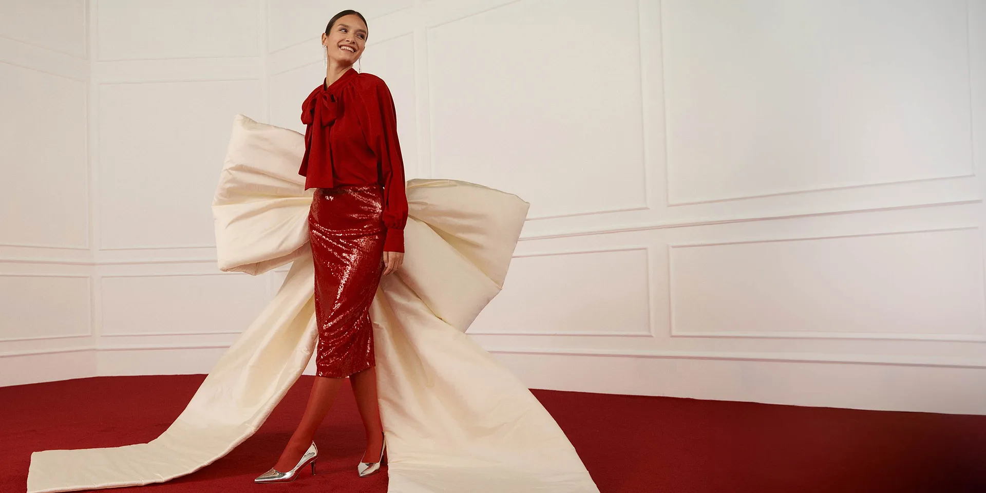 Elegantní červená halenka v kombinaci s lesklou sukní.