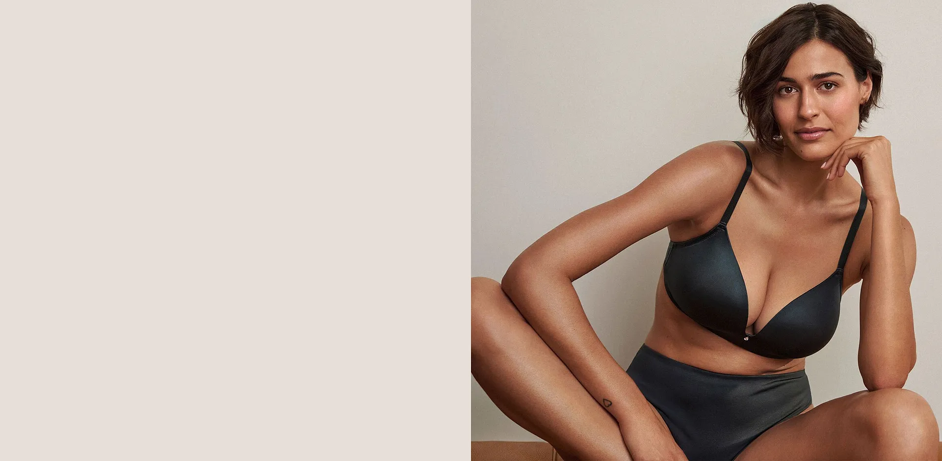 Elegantní tmavě modrá podprsenka a kalhotky