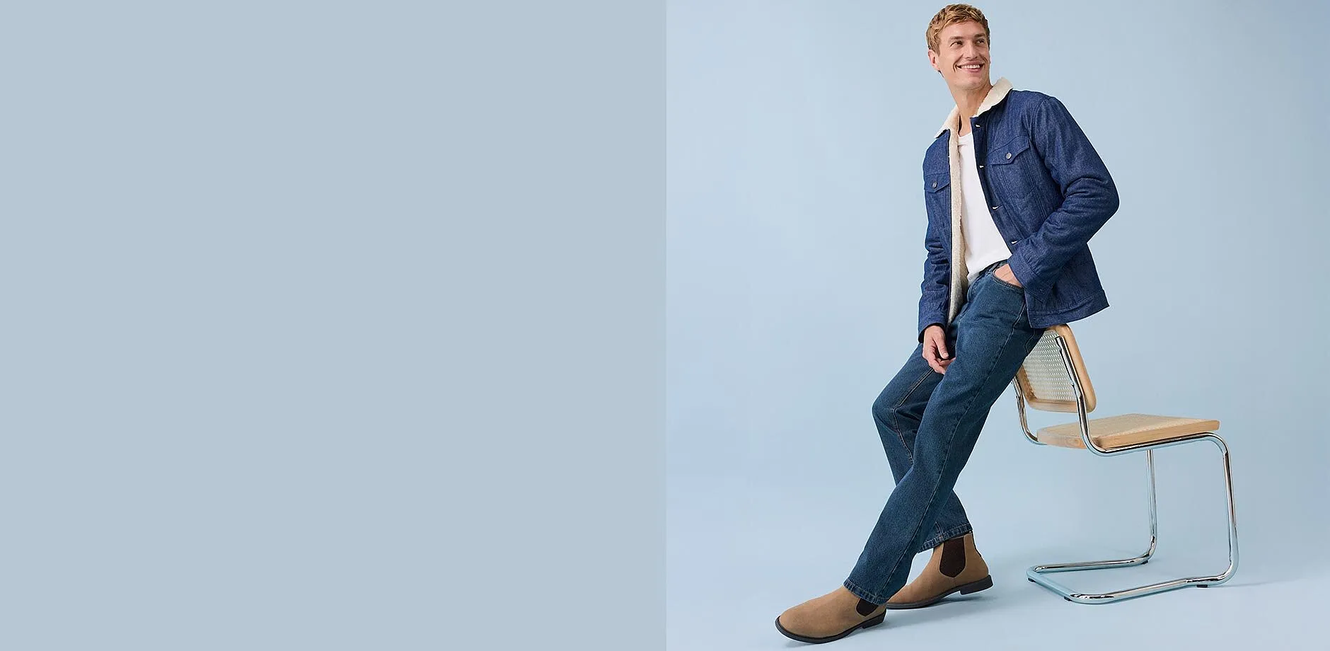 Lež&eacute;rn&iacute; denimov&yacute; look: modr&aacute; dž&iacute;nov&aacute; bunda a tmav&eacute; dž&iacute;ny s regular fit střihem.