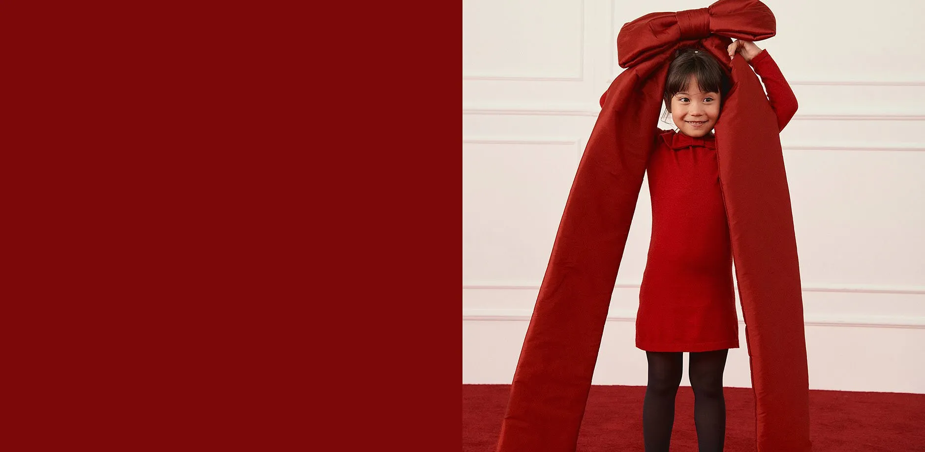 Červen&eacute; &scaron;aty a čern&eacute; punčochy.