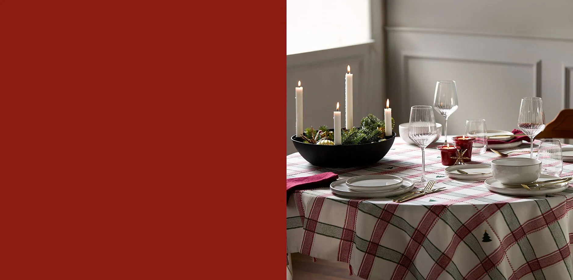 Slavnostně prostřený stůl pro příjemnou vánoční večeři.