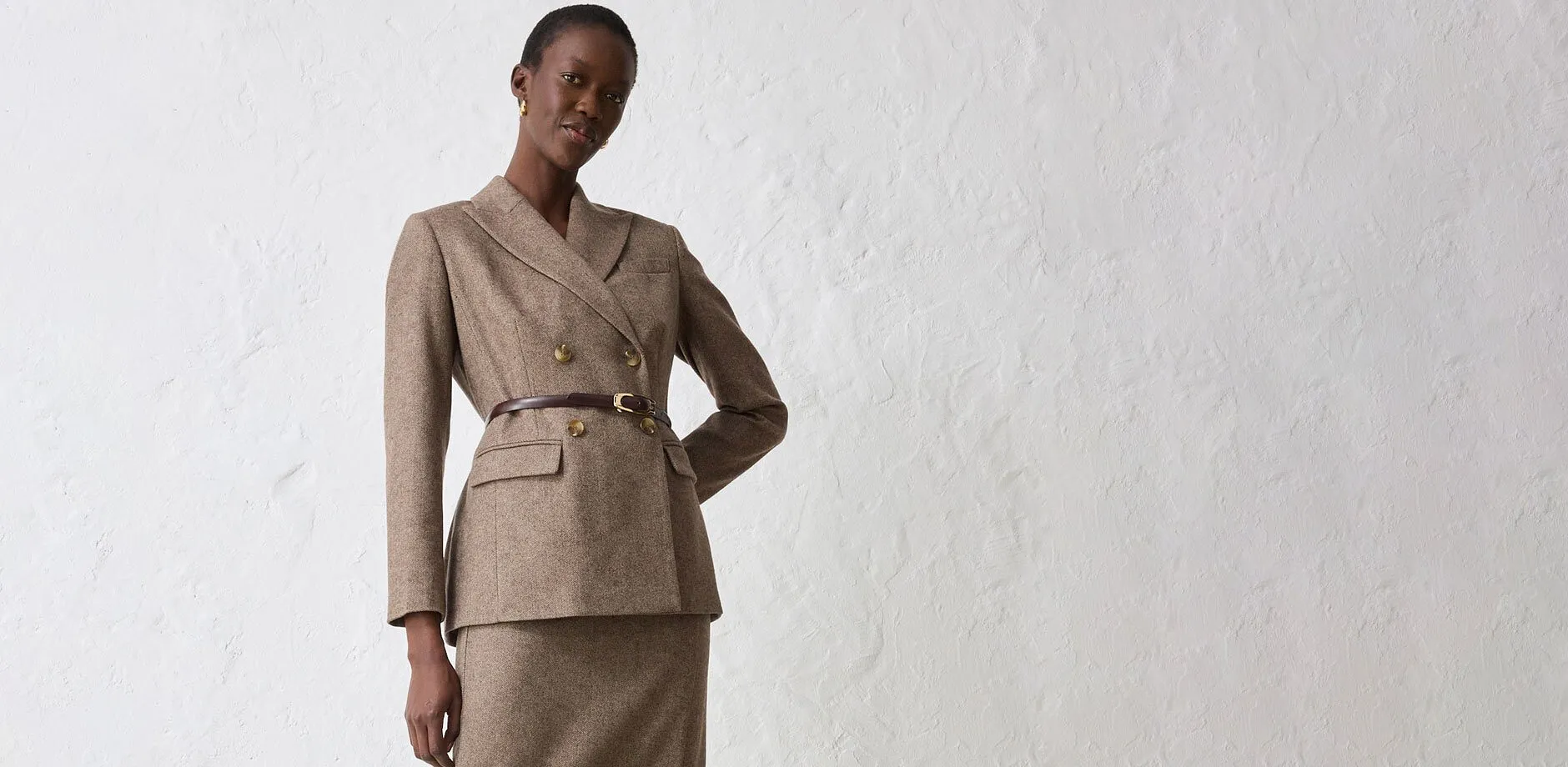 Béžový blejzr s páskem, kombinovaný s ladící sukní.