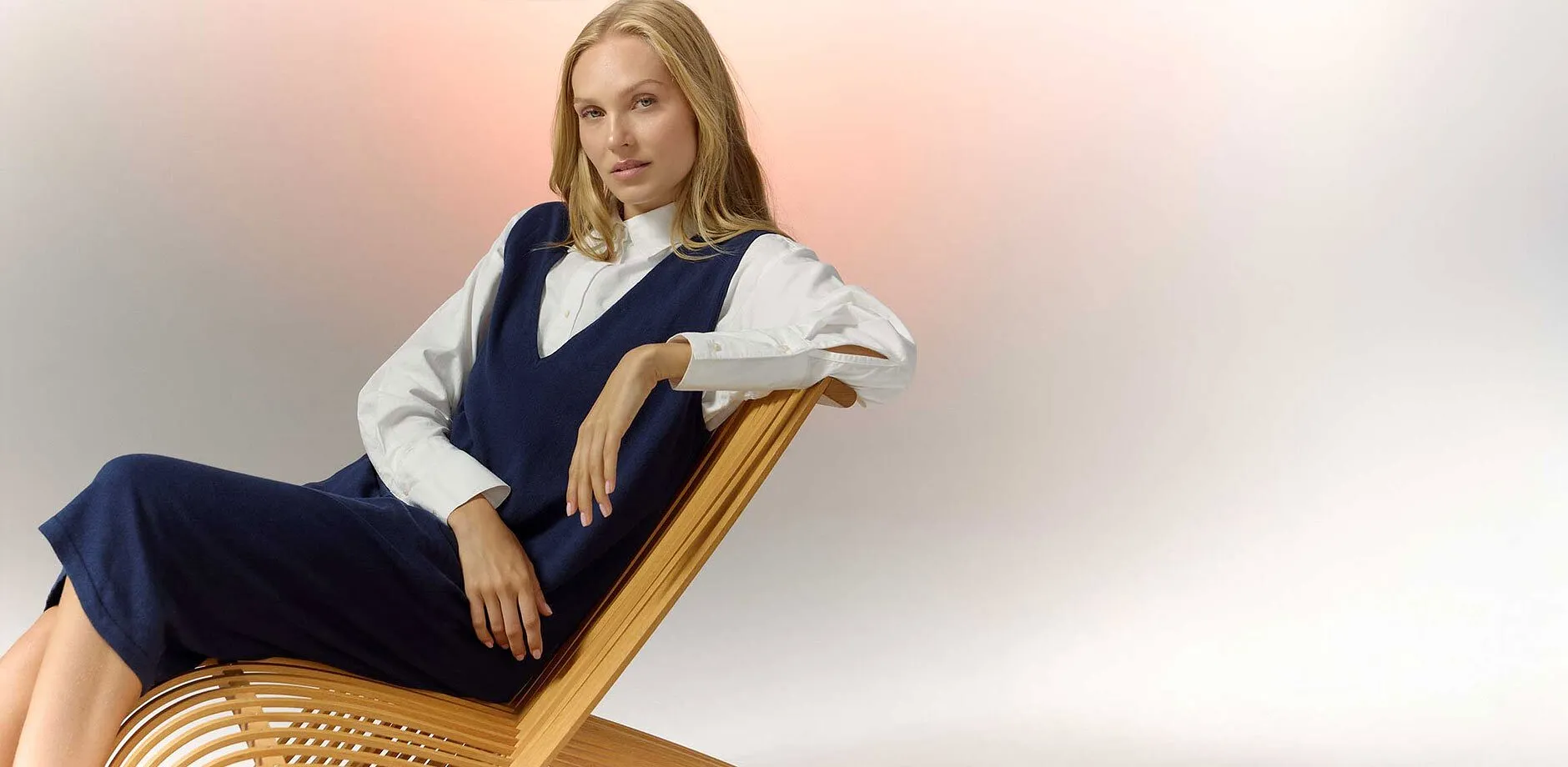 Kombinace bílé blůzy a tmavě modrých šatů.