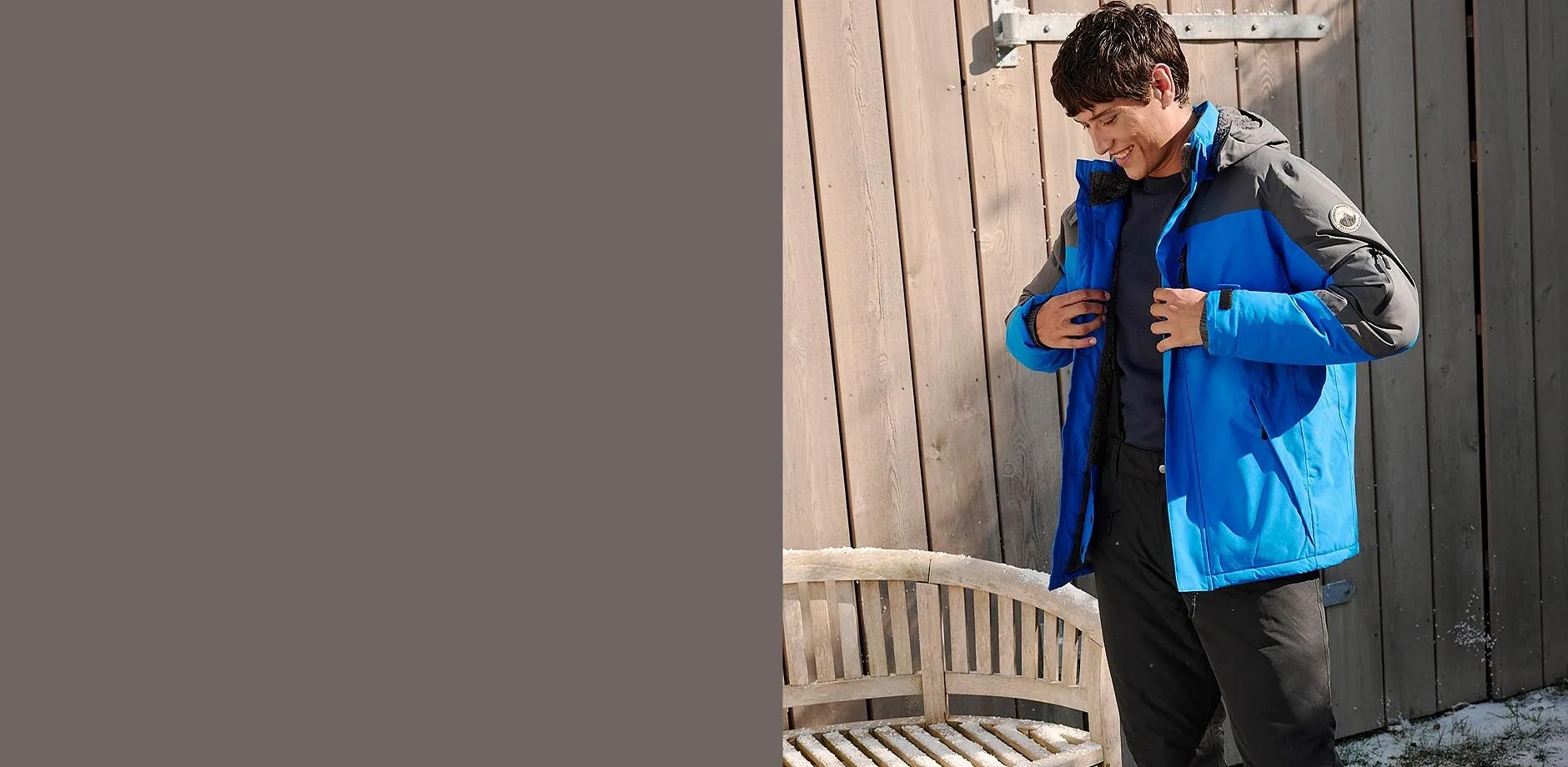 Sportovní modrá bunda s kapucí, ideální pro aktivní dny strávené venku.