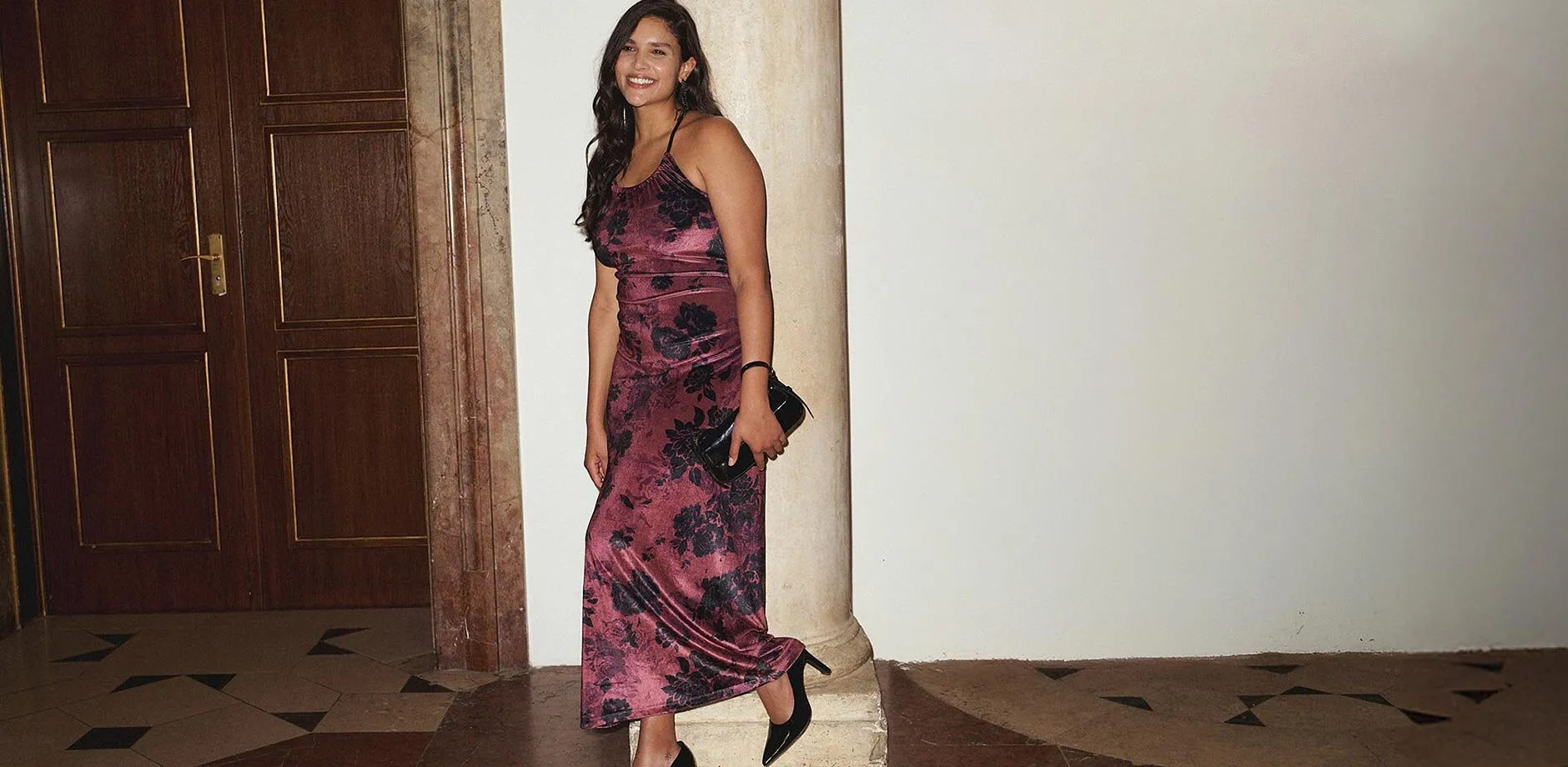 Dlouh&eacute; &scaron;aty s živ&yacute;m květinov&yacute;m vzorem v odst&iacute;nech fialov&eacute; a růžov&eacute;.