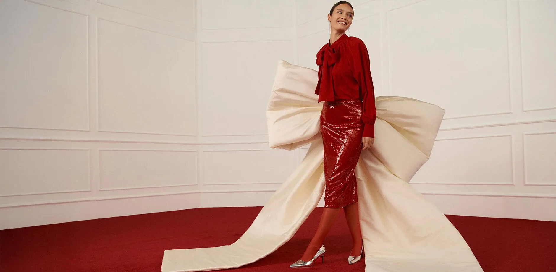 Elegantn&iacute; červen&aacute; halenka v kombinaci s lesklou sukn&iacute;.