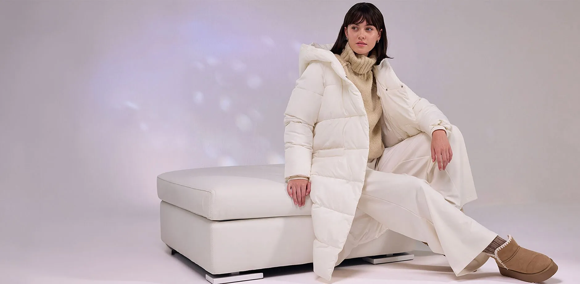 Kr&eacute;mov&yacute; p&eacute;řov&yacute; kab&aacute;t, b&iacute;l&eacute; kalhoty a měkk&eacute; boty.