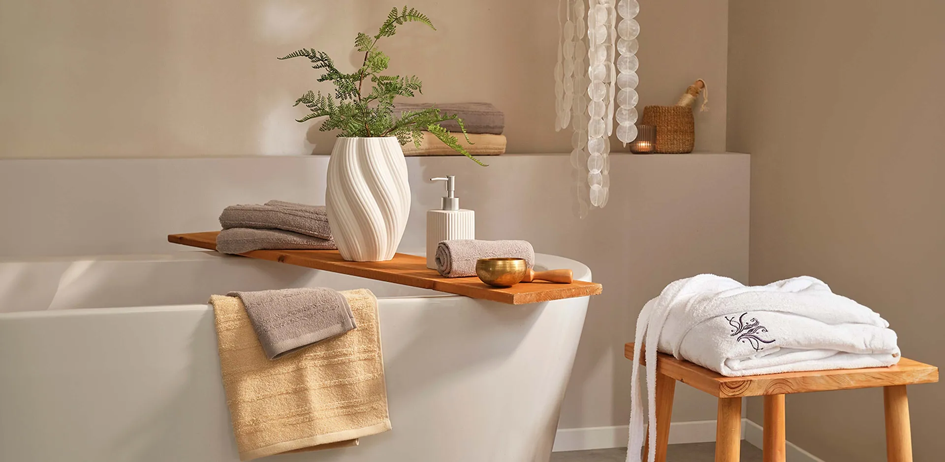 Dům - V&aacute;za se st&aacute;čen&yacute;m tvarem - kr&eacute;mov&aacute;