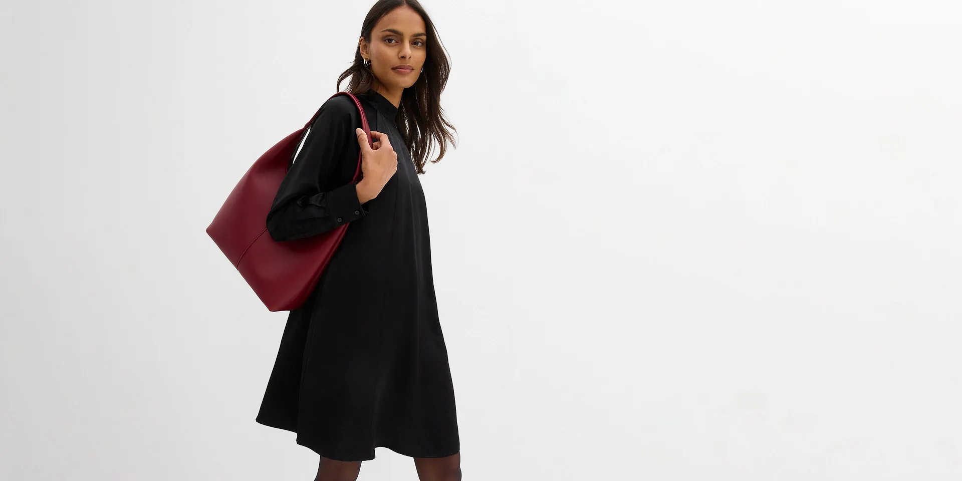 Čern&eacute; &scaron;aty s vysok&yacute;m l&iacute;mcem a b&iacute;lou ozdobou na l&iacute;mci. Kr&aacute;tk&eacute; a s dlouh&yacute;mi ruk&aacute;vy.