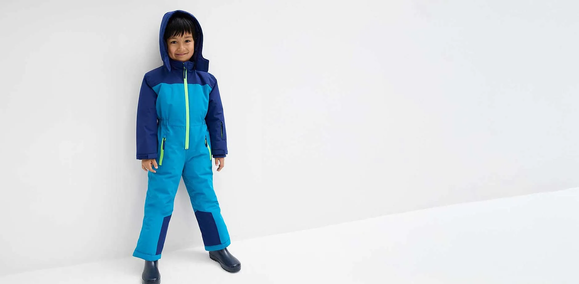 Chlapec v zimn&iacute;m obleku