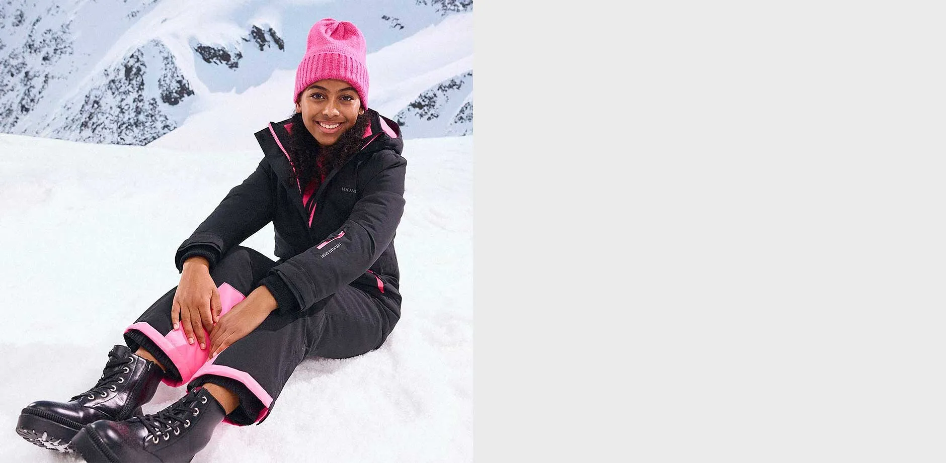 Čern&aacute; zimn&iacute; bunda s kalhotami a růžovou čepic&iacute;