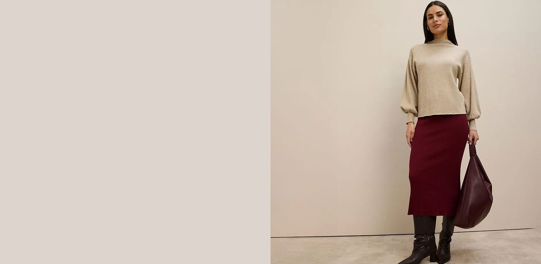 B&eacute;žov&yacute; svetr, v&iacute;nově červen&aacute; pleten&aacute; sukně, hněd&eacute; boty a velk&aacute; bord&oacute; kabelka.