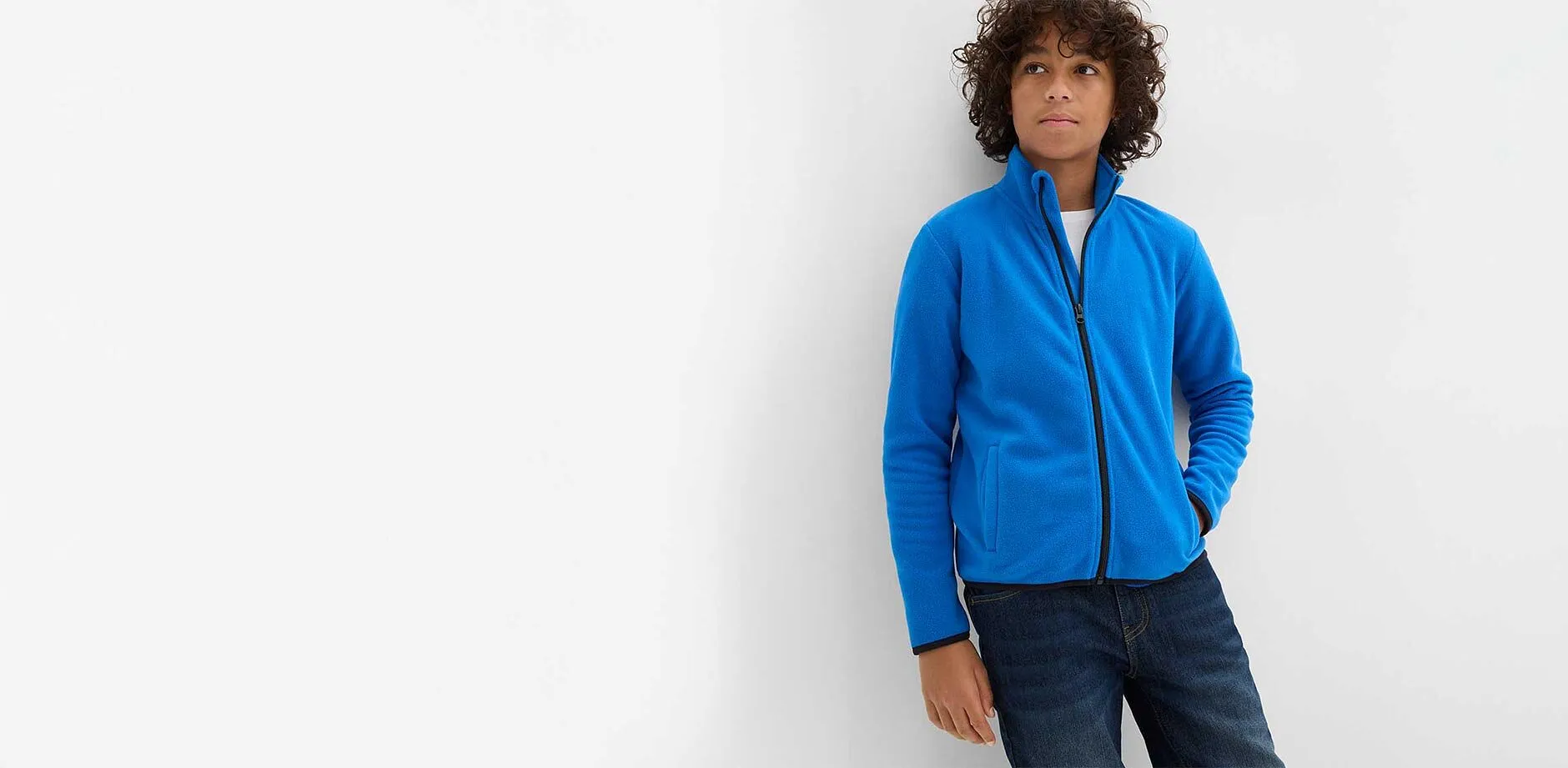 Chlapec ve fl&iacute;sov&eacute; mikině