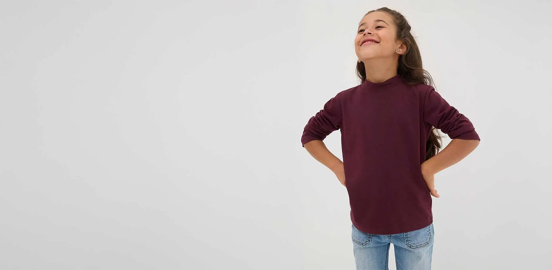 D&iacute;vk av červen&eacute;m tričku