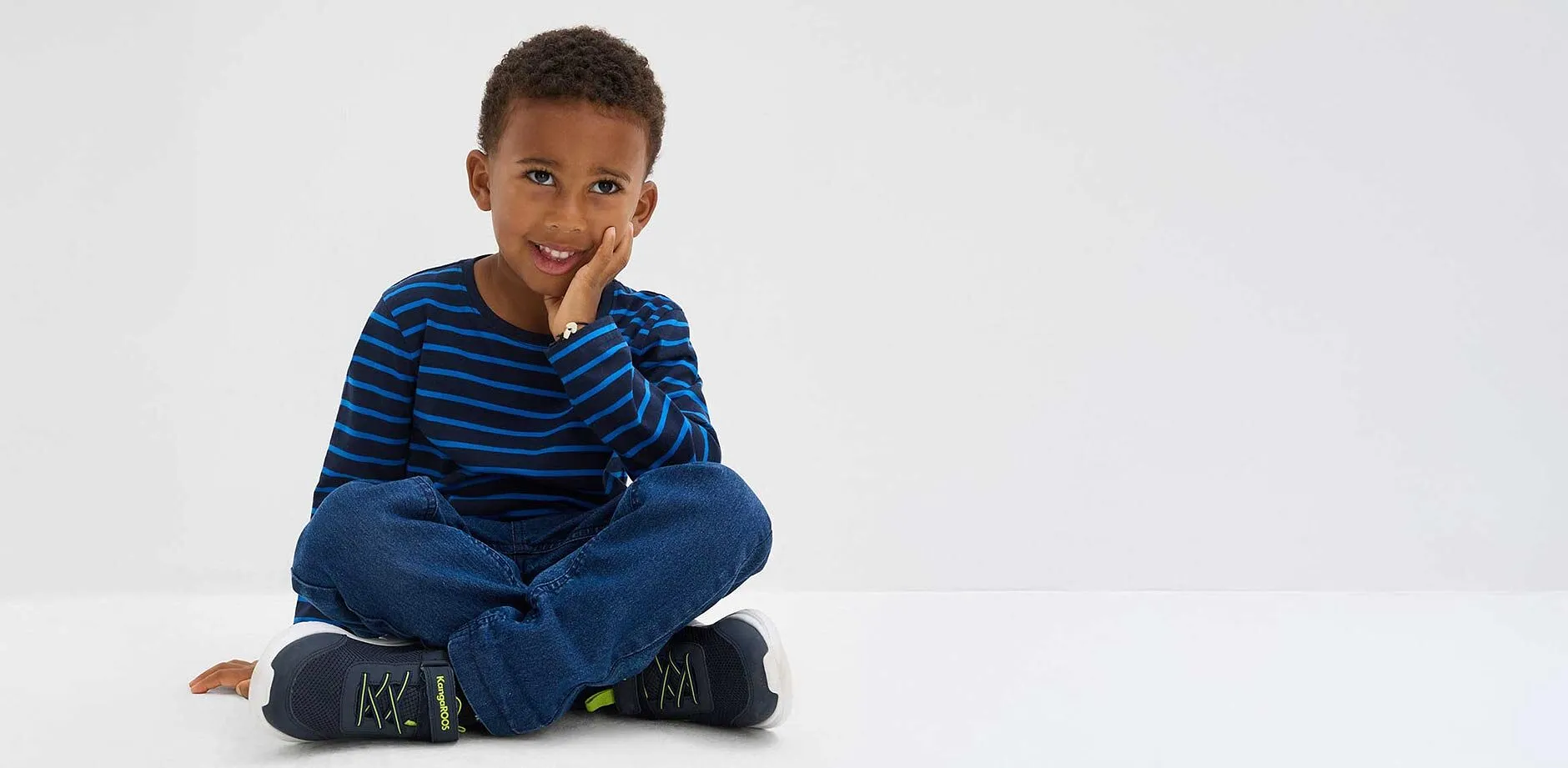 Chlapec v pruhovan&eacute;m tričku