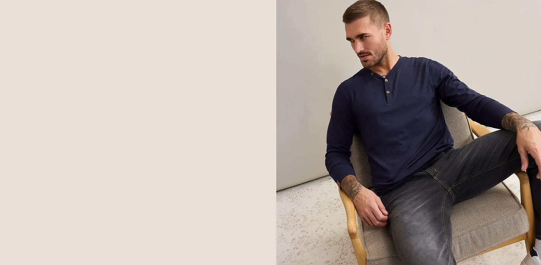 Tmavě modr&eacute; tričko s dlouh&yacute;m ruk&aacute;vem a knofl&iacute;kovou l&eacute;gou v kombinaci s &scaron;ed&yacute;mi dž&iacute;nami.