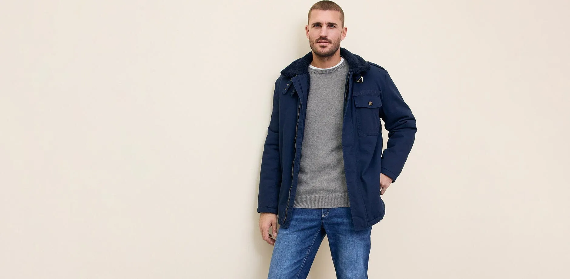 Tmav&aacute; bunda s &scaron;ed&yacute;m svetrem a modr&yacute;mi dž&iacute;nami