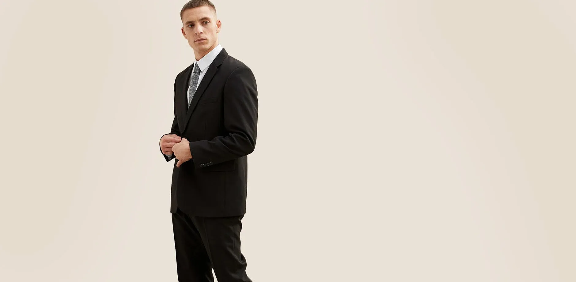 Elegantn&iacute; čern&yacute; oblek, b&iacute;l&aacute; ko&scaron;ile a kravat