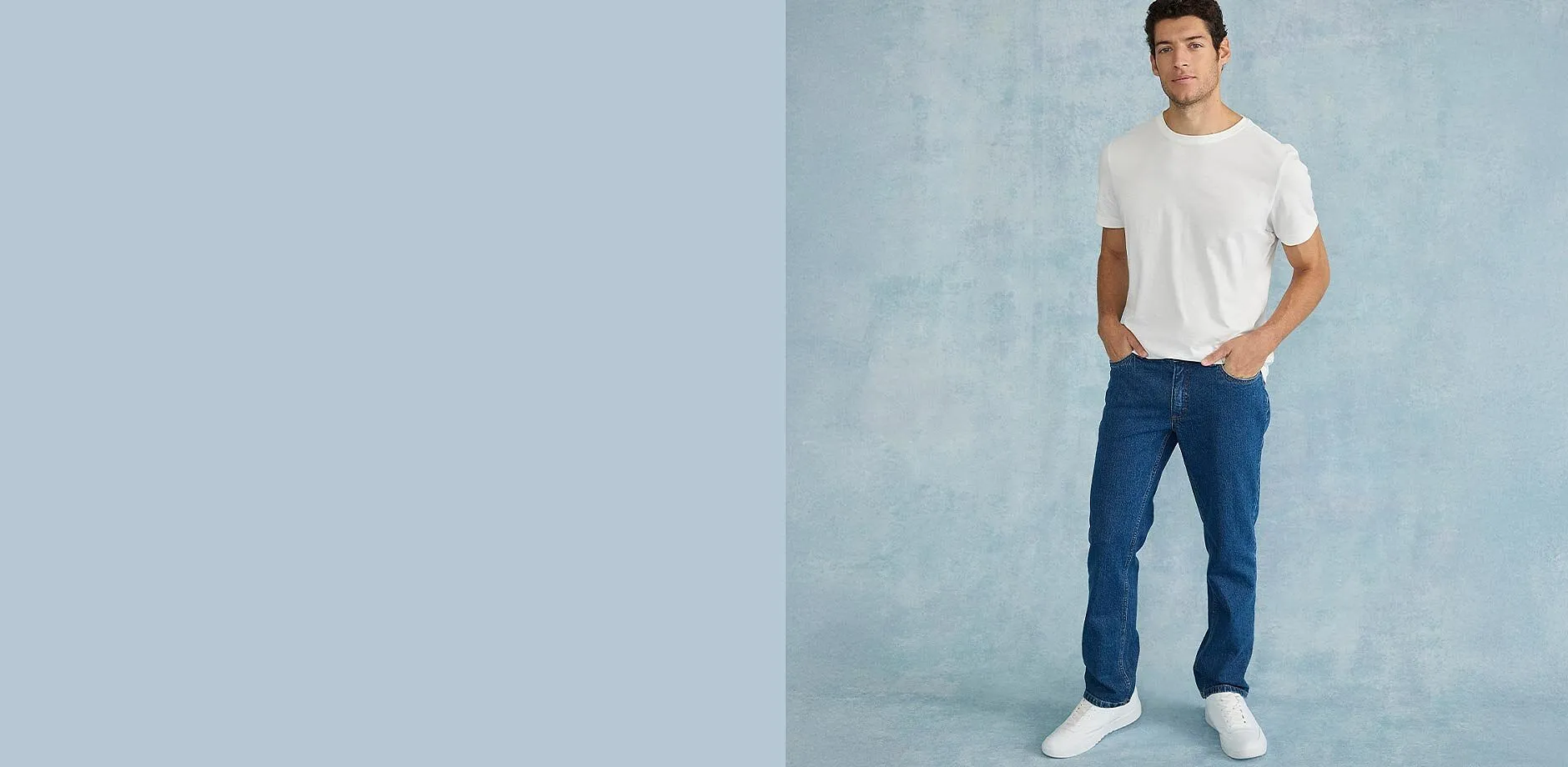 B&iacute;l&eacute; tričko, modr&eacute; dž&iacute;ny a b&iacute;l&eacute; tenisky