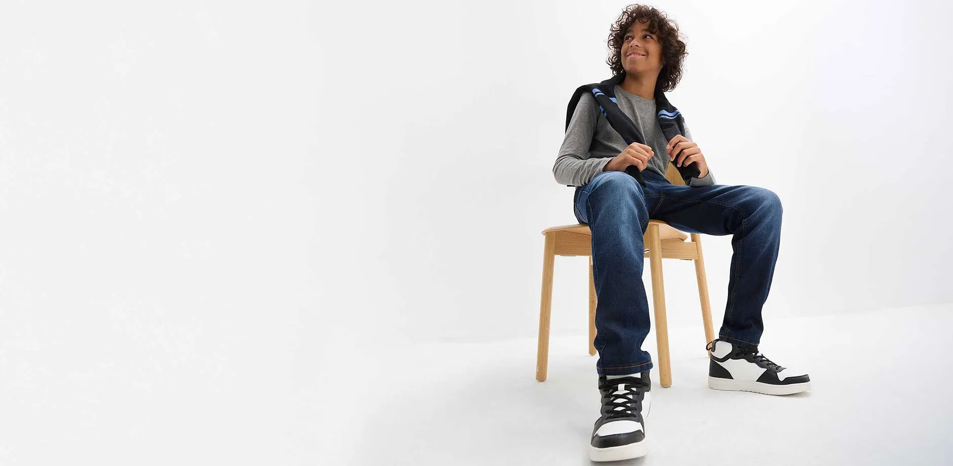 Lež&eacute;rn&iacute; outfit z dž&iacute;nů, trička a tenisek