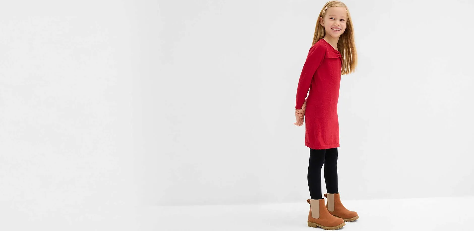 D&iacute;vky v červen&yacute;ch pleten&yacute;ch &scaron;atech