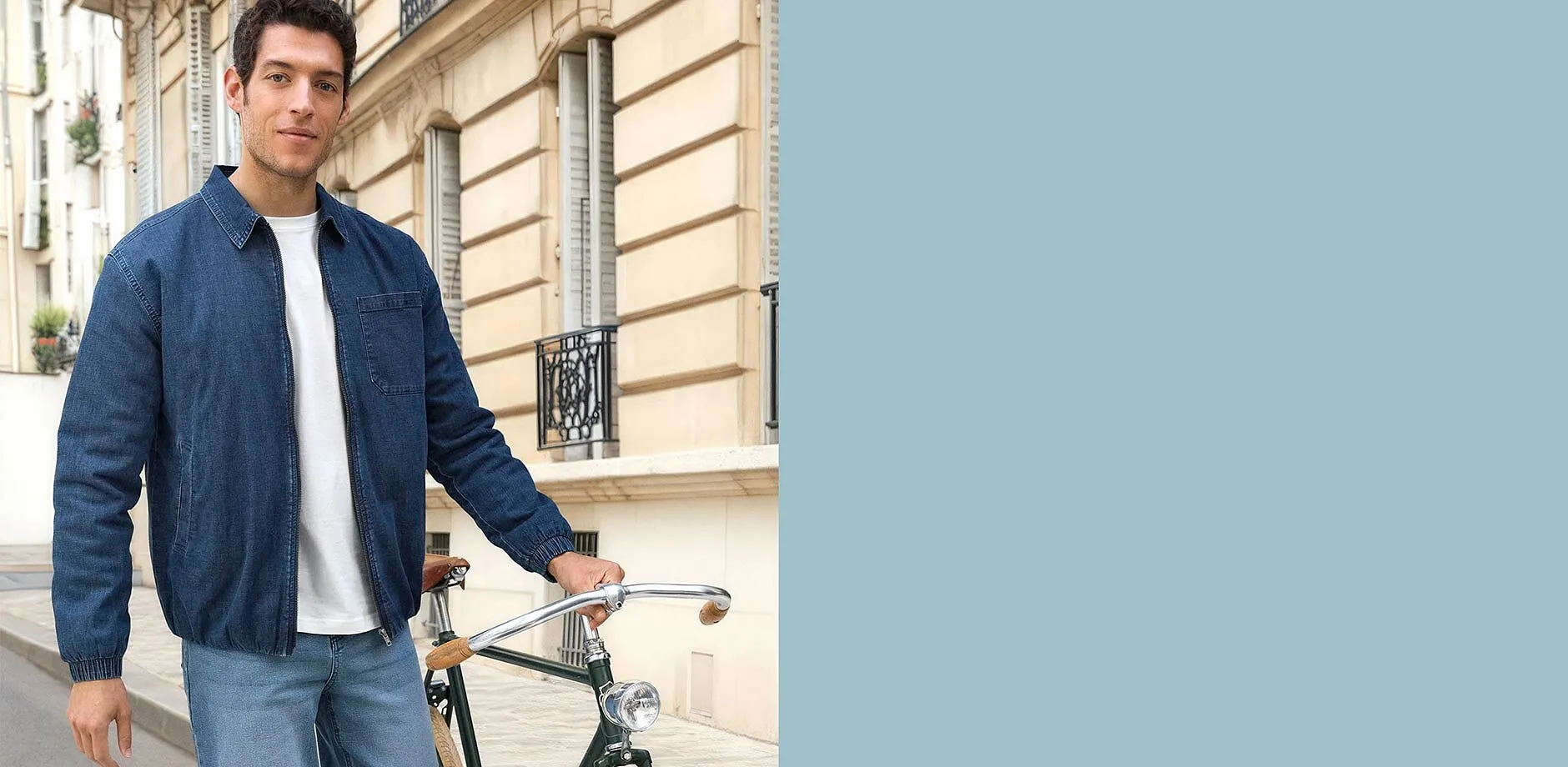 Modr&aacute; dž&iacute;nov&aacute; bunda v kombinaci s modr&yacute;mi dž&iacute;nami.