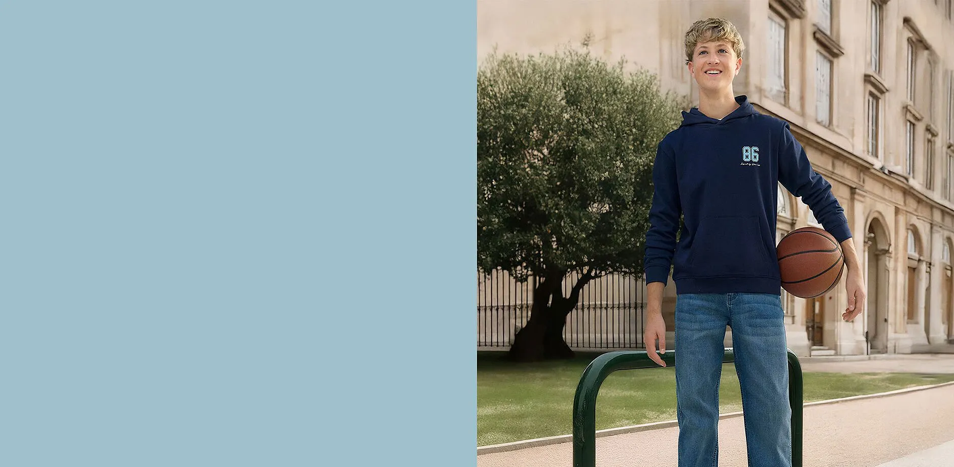 Modr&aacute; mikina v kombinaci s dž&iacute;ny.